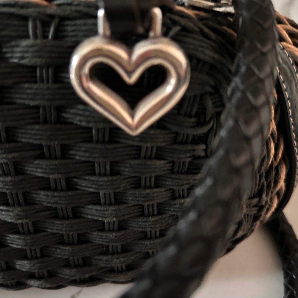 SOLD
VINTAGE!!!! Brighton Woven Tan and Black Shoulder Bag with Heart Charm - Picture 12 of 13